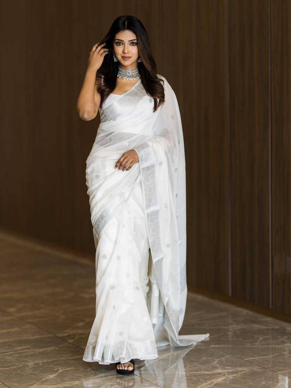 ClassicFit Saree Designed in Slub Cotton with Designer Weaving Blouse