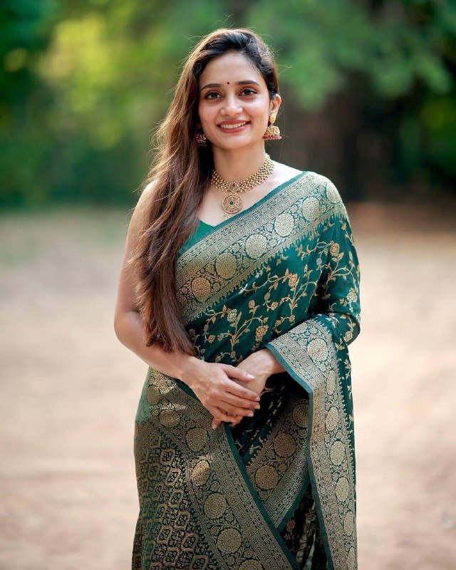 Organic Banarasi Wedding Saree – Lightweight &amp; Breathable
